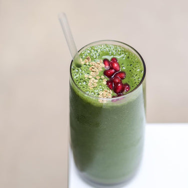 Smoothie verde nutritiv, decorat cu semințe de cânepă și mentă proaspătă,